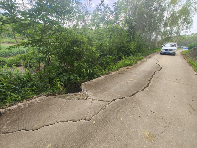 【防汛季·鹿寨鎮】人大代表迅速行動 塌方道路修復快1.png