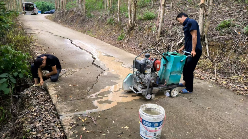 【防汛季·鹿寨鎮】人大代表迅速行動 塌方道路修復快3.png