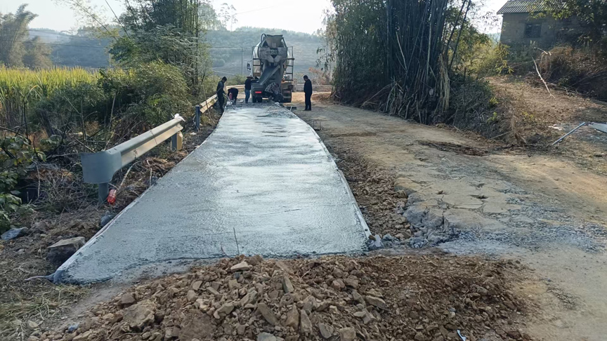 鹿寨縣創(chuàng)新農(nóng)村公路養(yǎng)護資金籌措模式,項目建設(shè)穩(wěn)步推進3.jpg