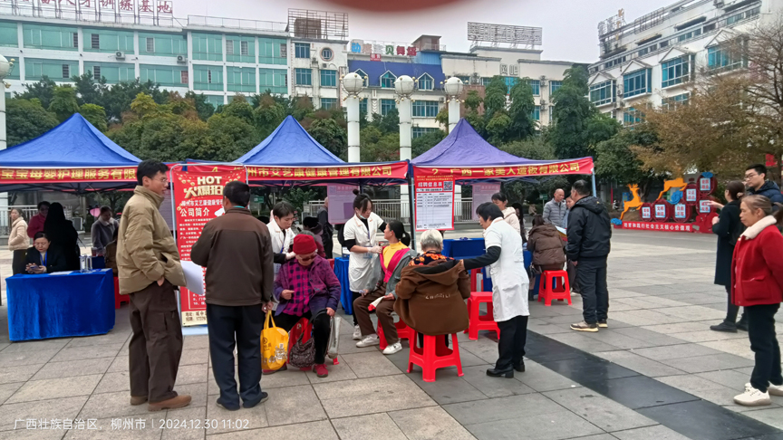 鹿寨縣舉辦“就業幫扶 真情相助”就業援助月專場招聘會2.jpg