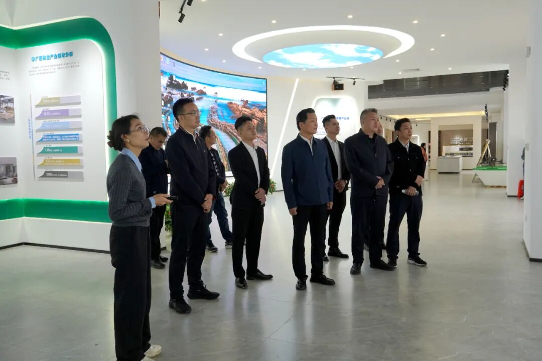 全球和平村客商赴鹿寨調研 為縣域高質量發展注入合作新動能1.png